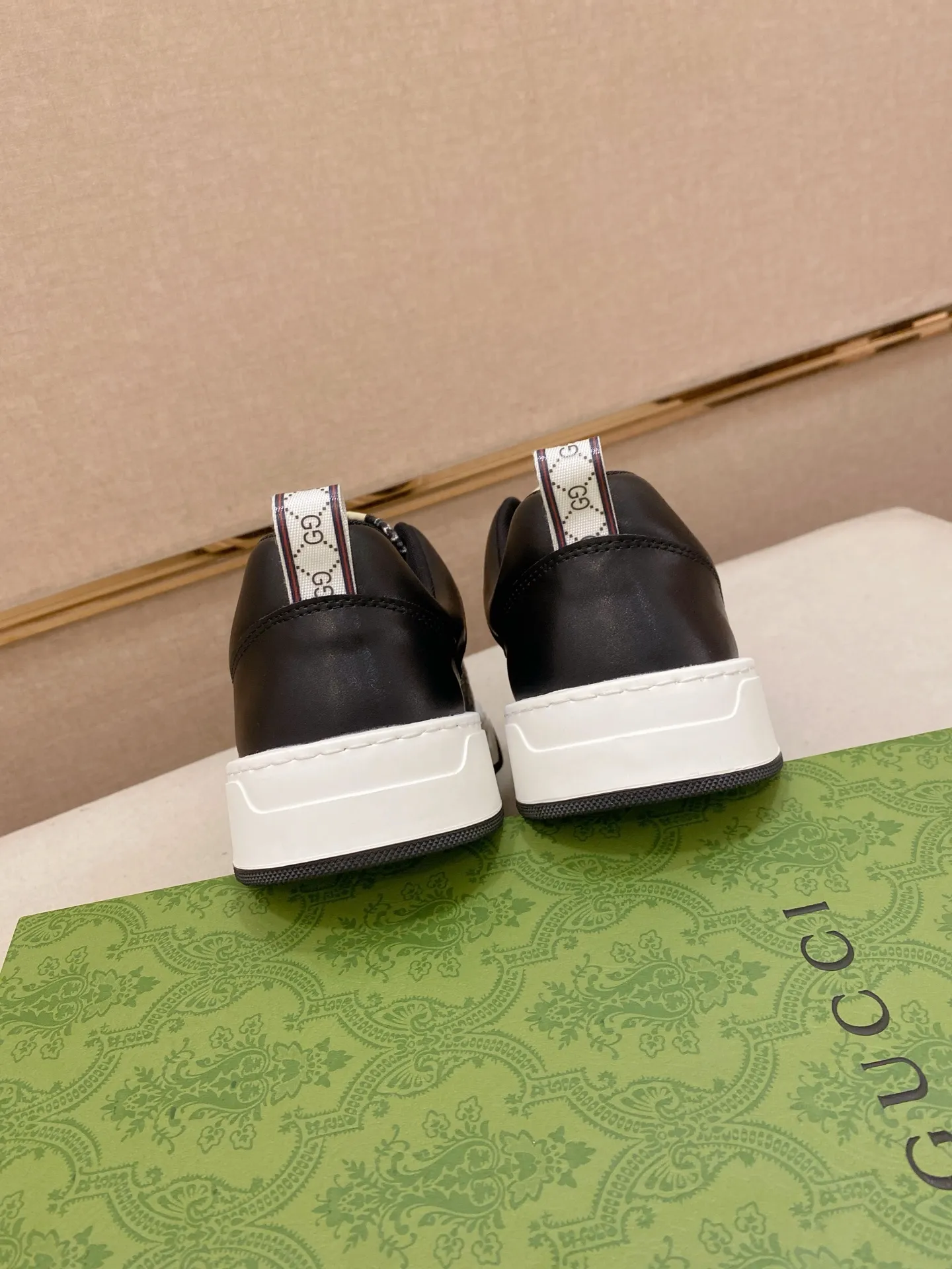 Men's shoes 💰 420 💰 High-quality new GUCCI counters are launched simultaneously. The new men's shoes, 😘fabrics are selected from imported cowhide, and the lining is sheepskin lining. 👍🏿 High-end ☄️ air-cushion molded anti-slip rubber outsole, exquisite lines, simple and elegant, comfortable and high-end for leisure travel. Code number: 38 to 44 (45 can be customized and cannot be returned or exchanged)